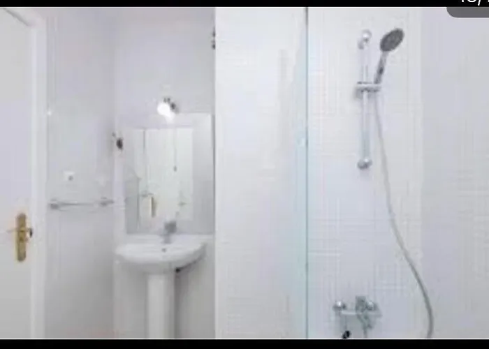 Rooms Lagos ホームステイ *